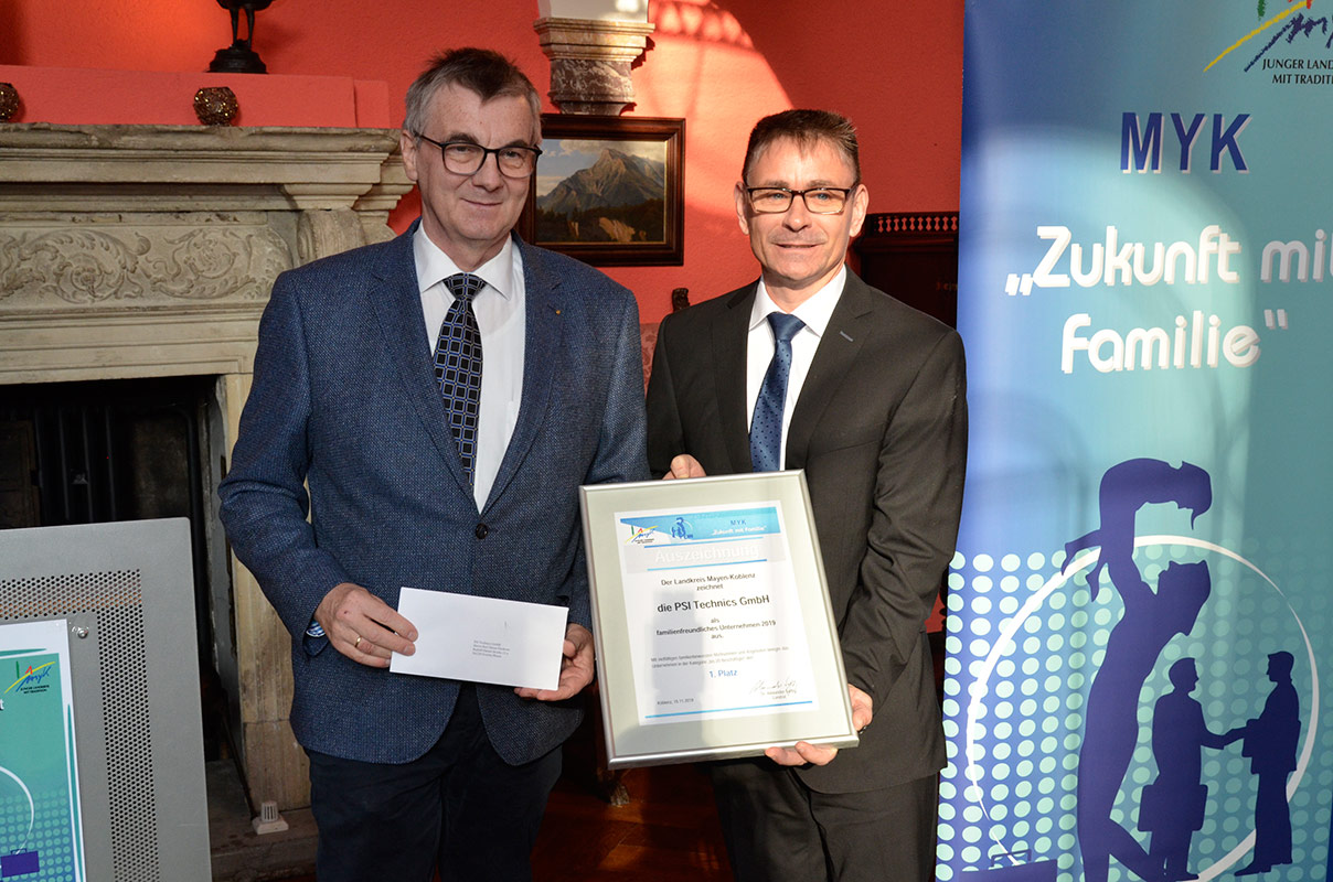 Landrat Dr. Alexander Saftig gratuliert dem Geschäftsführer der PSI Technics GmbH Karl-Heinz Förderer zu seiner Auszeichnung