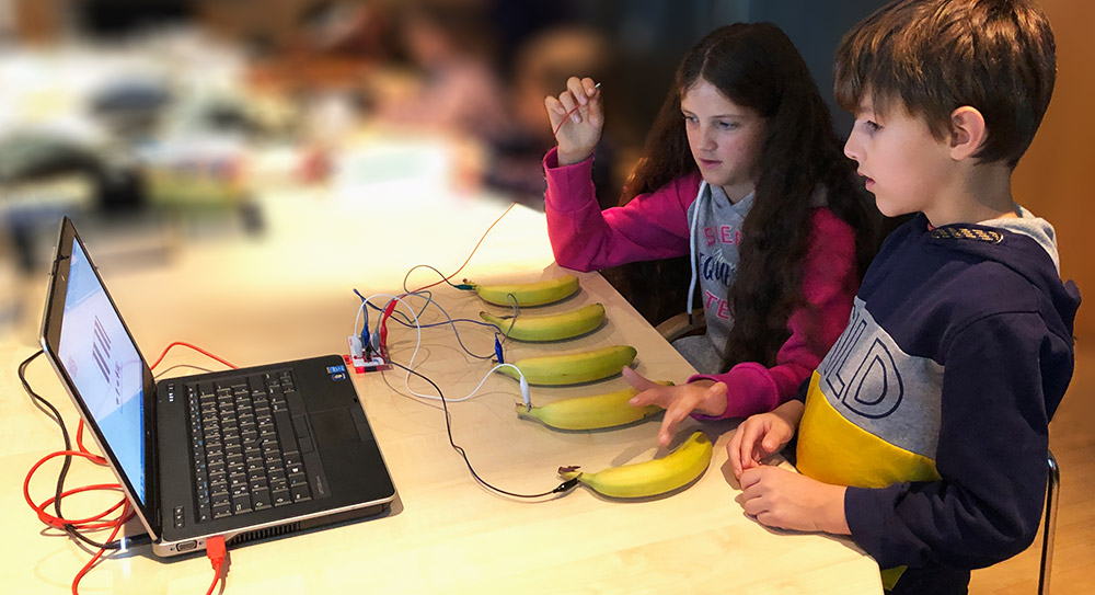Bedienen eines Computers mit Bananen